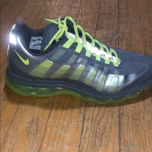 Youth 7 Nike AirMax shoes. Lightly worn